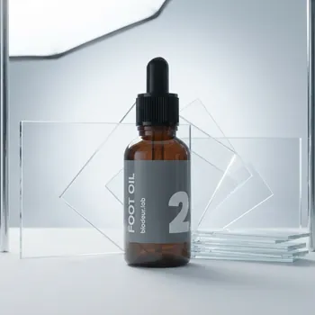 Lahvička Foot Oil Biodeur.lab před skleněnou stěnou