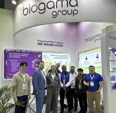 Tým Biogama na stánku s logem biogama group