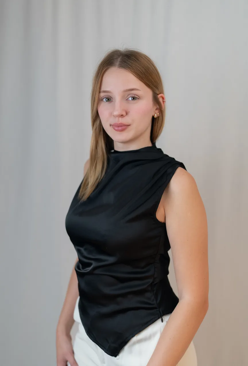 Vendula Dvořáková, grafická designérka, v černém topu na světlém pozadí