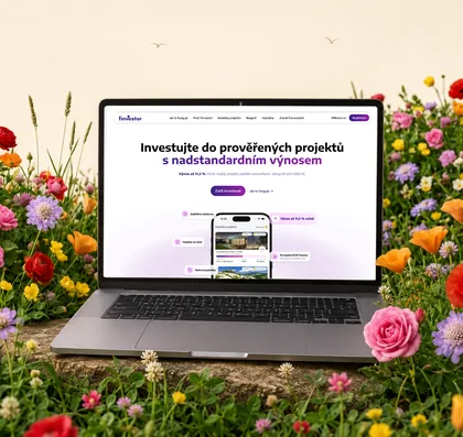 Notebook s webem Finvestor mezi lučními květinami