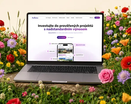 Notebook s webem Finvestor stojící mezi lučními květinami